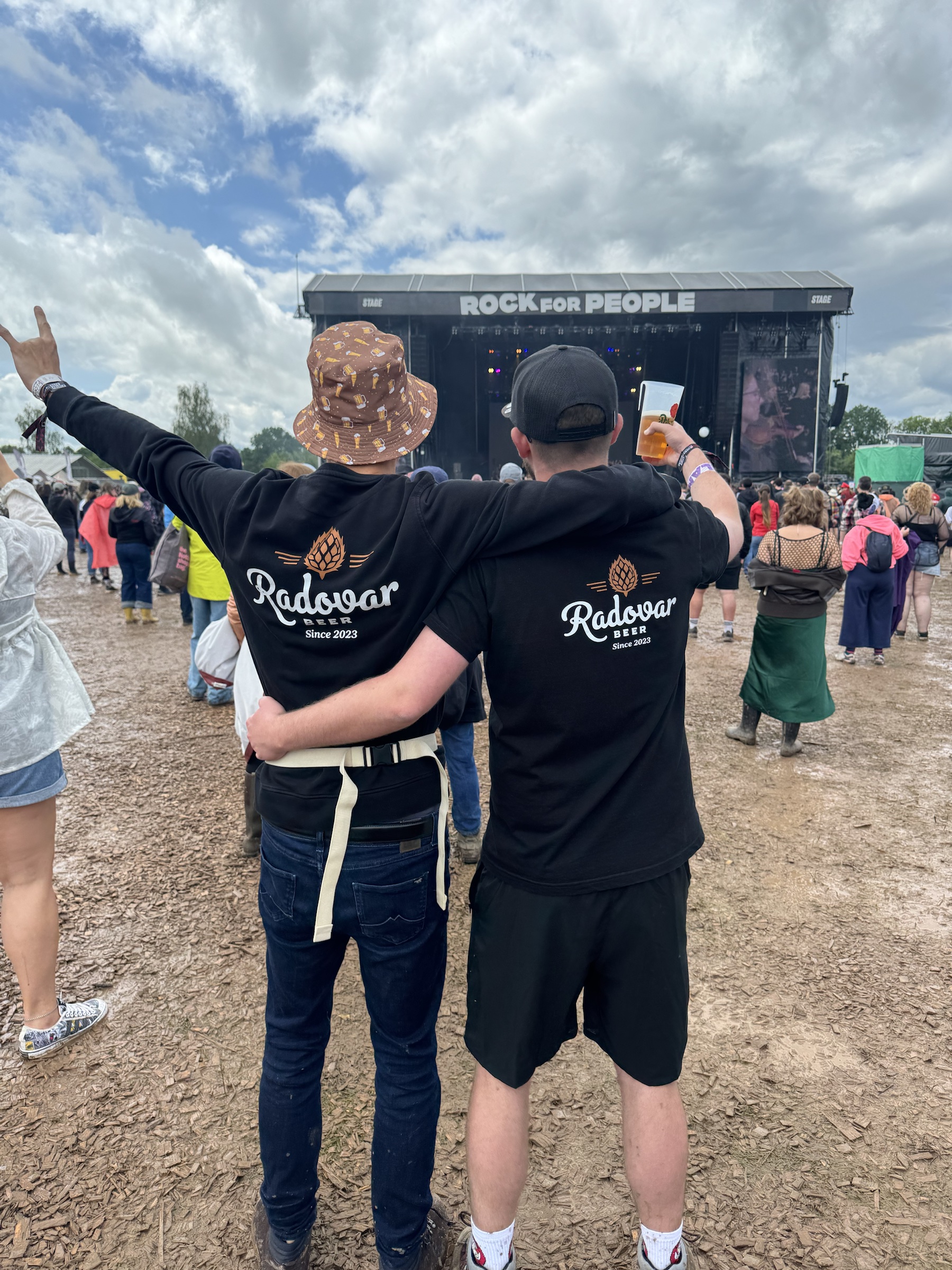 Dva návštěvníci festivalu Rock for People v tričkách Radovar Beer