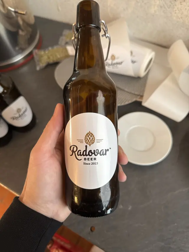 Láhev piva Radovar Beer s vlastní etiketou